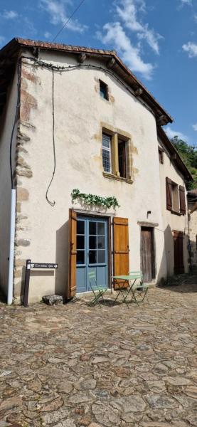 Chateau-une - a Beautiful historic medieval holiday rental.